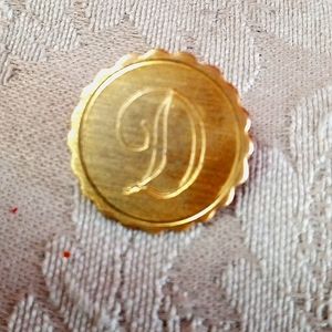 Vtg Brushed Gold Tone Cursive N Monogrammed Pin Brooch Scalloped Bottle Cap Edge